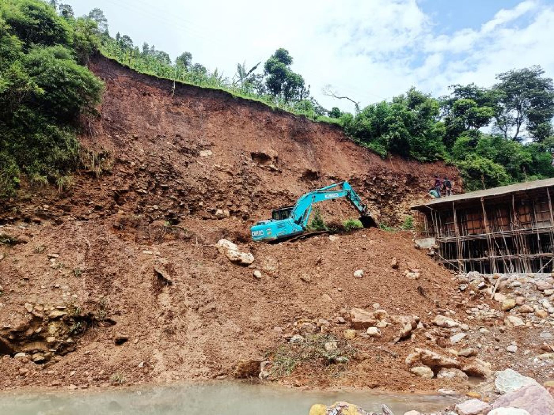 वर्षाका कारण अवरुद्ध सालझण्डी–ढोरपाटन सडक २३ घण्टापछि सञ्चालनमा 